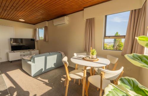 Whanganui House | Cosy Unit With Incredible Views & SKY TV