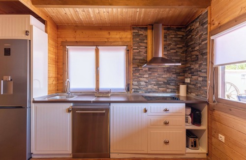 Cobisa House | Cosy Wooden House with Wi-Fi, Air Conditioning, Pool and Garden