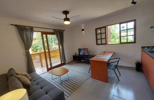 Jabaquara Apartment | Cotia - Novo Flat com Piscina, 50mts da praia, churrasqueira privativa, ar con, wi-fi, netflix, garagem