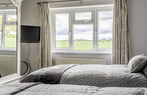 Stratton Bed & Breakfast | Cotswold Lodge