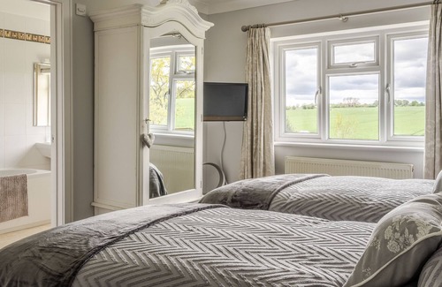 Stratton Bed & Breakfast | Cotswold Lodge