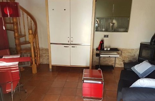 Melida Cottage | Cottage 2 people. Jacuzzi in room and pets are allowed.
