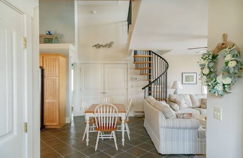 Edgecomb House | Cottage 56 is a beautiful modern property with direct views of Sheepscot River.