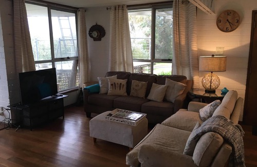 Curlewis House | Cottage by the sea and only an hour and a quarter from Melbourne.