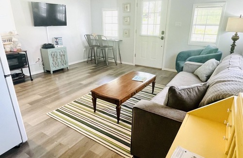 Ellisville Cottage | Cottage Charm - Quiet, cosy, pet friendly stay.