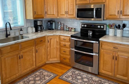 Waterford Cottage | Cottage · Classic CT Cottage w/ Trail by Harkness Park/Ocean
