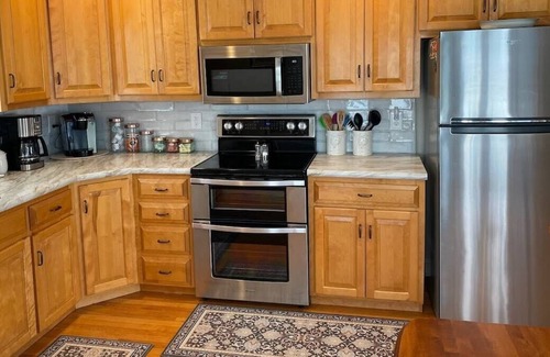 Waterford Cottage | Cottage · Classic CT Cottage w/ Trail by Harkness Park/Ocean