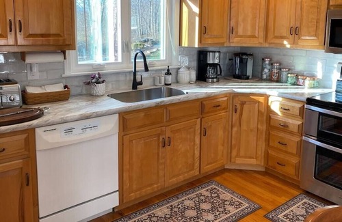 Waterford Cottage | Cottage · Classic CT Cottage w/ Trail by Harkness Park/Ocean