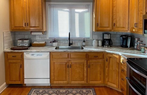 Waterford Cottage | Cottage · Classic CT Cottage w/ Trail by Harkness Park/Ocean
