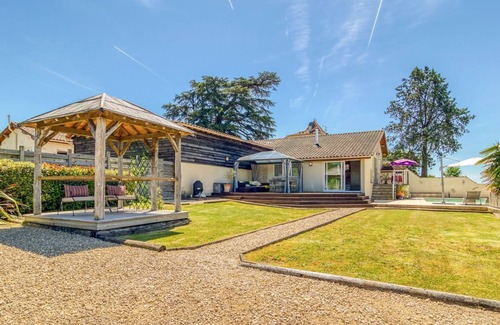 Castelmoron-sur-Lot Villa | Cottage Des Cedres - Three Bedroom Villa, Sleeps 6