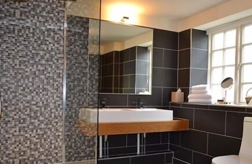 Crayke Cottage | Cottage-Ensuite-Large - Rose