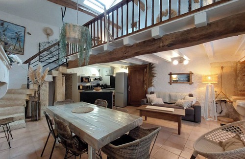 Taillant House | Cottage 'Gîte La Baragane' with Shared Terrace, Shared Garden and Wi-Fi