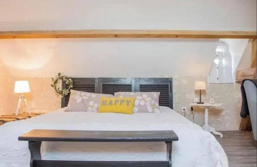 Les Ormes Cottage | Cottage 'Gîte Pierre D'argenson' with Shared Pool, Private Terrace and Wi-Fi