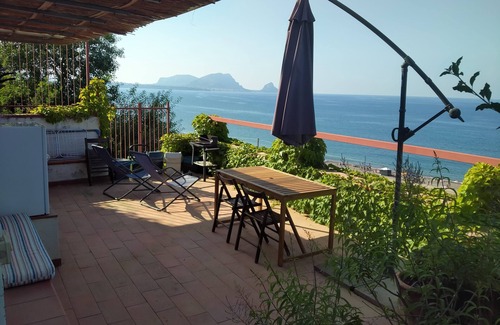 Torre Colonna-sperone House | Cottage in front of the beach, with large garden and parking