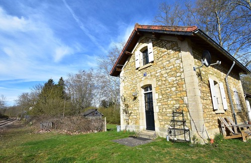 Montaron House | Cottage in France with Garden near Lake