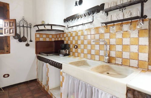 Castillo de Locubin Cottage | Cottage 'Majolero 2' with Shared Pool, Wi-Fi and Air Conditioning