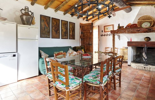 Castillo de Locubin Cottage | Cottage 'Majolero 2' with Shared Pool, Wi-Fi and Air Conditioning