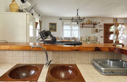 Castillo de Locubin Cottage | Cottage 'Majolero 3' with Shared Pool, Balcony and Wi-Fi