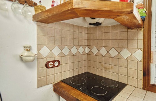 Castillo de Locubin Cottage | Cottage 'Majolero 3' with Shared Pool, Balcony and Wi-Fi