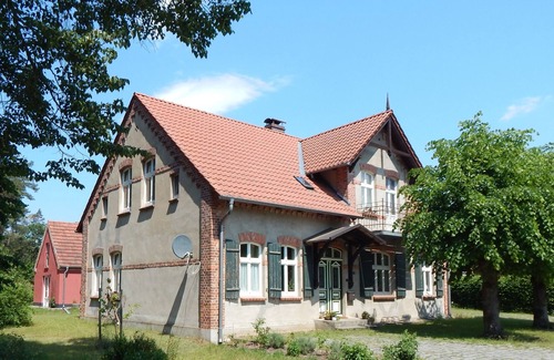 Alt Jabel House | Cottage near the forest with piano, sauna, wood stove