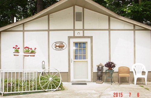 Hollister Cottage | Cottage on Lake Taneycomo, near the College of the Ozarks and the dam.