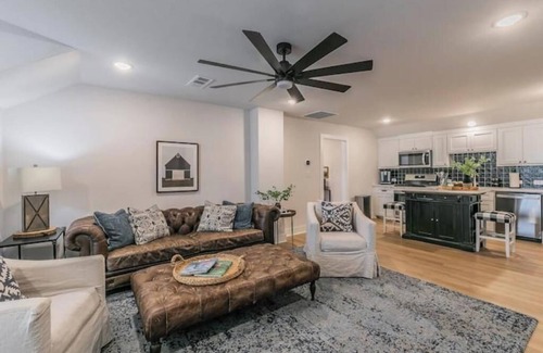 Roanoke Cottage | Cottage on Pine Streeet,Historic Downtown Roanoke, TX.n15 mins from D/FW Airport