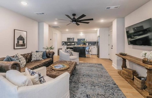 Roanoke Cottage | Cottage on Pine Streeet,Historic Downtown Roanoke, TX.n15 mins from D/FW Airport