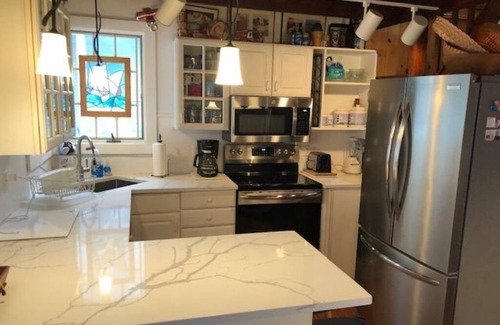 Saratoga Springs Cottage | Cottage on Saratoga Lake within 10 minutes to Race Track and Broadway Avenue