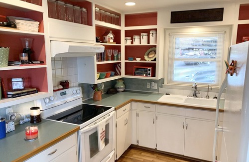 Piney Cottage | Cottage -Private Hot Tub, Fire Pit, Covered Deck, 20 steps from Lake Hamilton