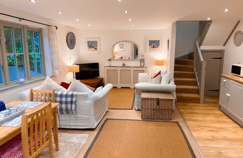 Cadgwith House | Cottage set in 2 acres, next to coast path, short walk to beach, pub & cafe! 😎