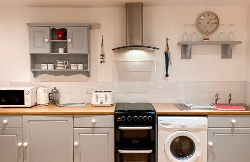 Cadgwith House | Cottage set in 2 acres, next to coast path, short walk to beach, pub & cafe! 😎