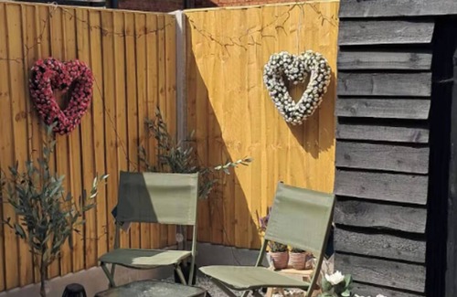 Middlewich House | Cottage - Sleeps 4 - Pets Ok - Garden - Parking