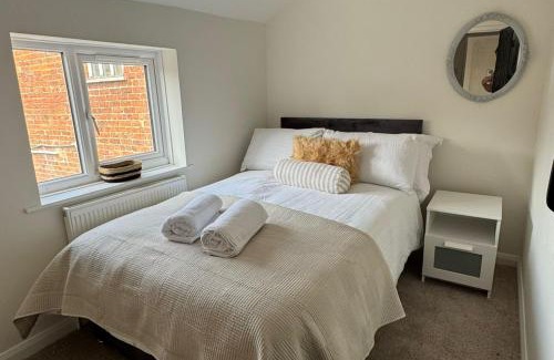 Middlewich House | Cottage - Sleeps 4 - Pets Ok - Garden - Parking