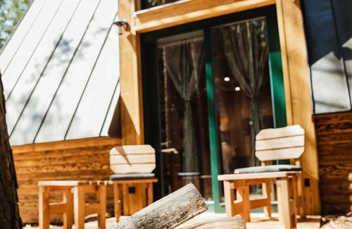 Dolni Mesto Cottage | Cottage with fireplace and patio and with campfire area