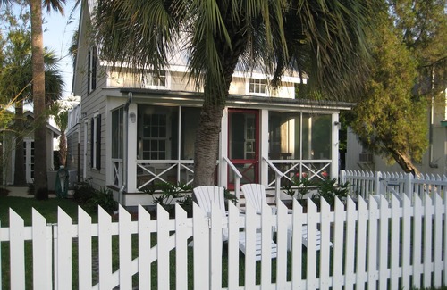 Savannah Beach Cottage | COTTAGE WITH PRIVATE POOL TWO BLOCKS TO BEACH