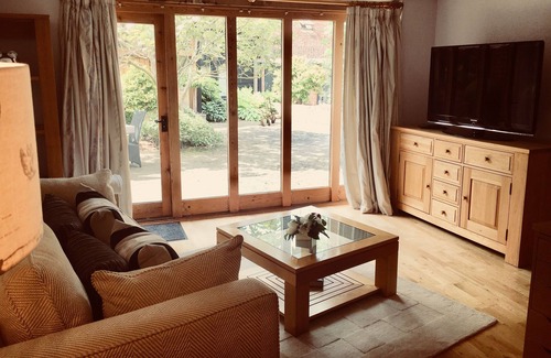 Henley-on-Thames House | Country Barn Studio in pretty setting.