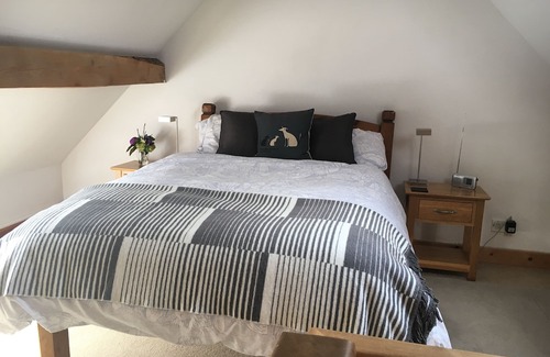 Henley-on-Thames House | Country Barn Studio in pretty setting.