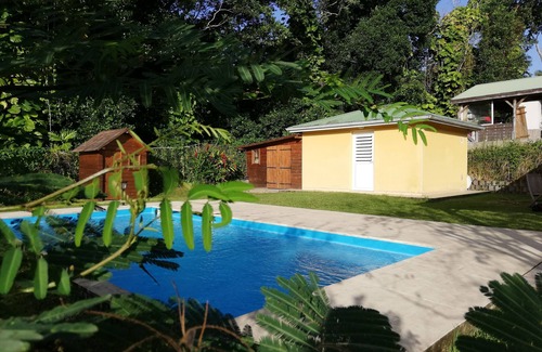 Petit-Bourg House | Country bungalow in a tropical garden with swimming pool