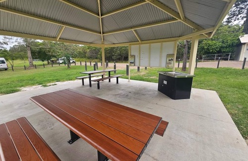 Benarkin House | Country Charm alongside The BVRT