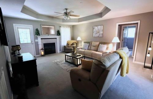 Pleasant View House | Country Chic- 4 BR Home-Quiet Country Road