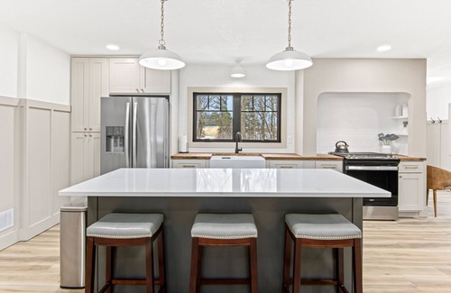 Red Wing House | Country Chic – Gourmet Kitchen, Fire Pit & Acreage