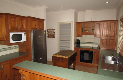 Melville House | Country Comfort - 5 bedroom Holiday Home with sea views!