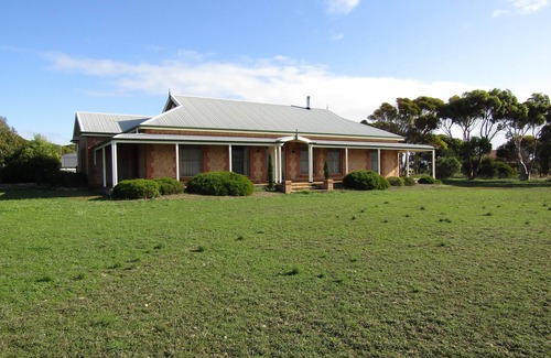 Melville House | Country Comfort - 5 bedroom Holiday Home with sea views!