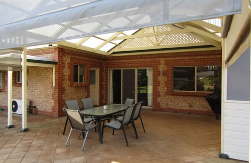 Melville House | Country Comfort - 5 bedroom Holiday Home with sea views!