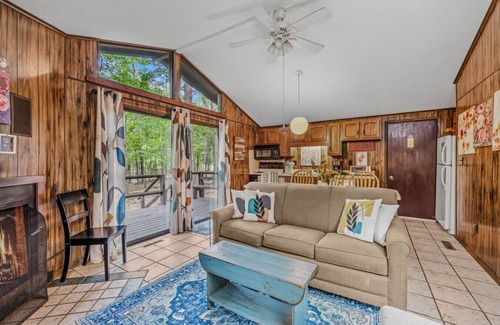 The Woods House | Country Comfort -wifi, fireplace, golf, pool access, deck