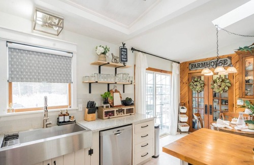 Greenfield Center Cottage | Country Cottage – Peaceful Pet-Friendly Retreat [5 Miles from Saratoga Springs]