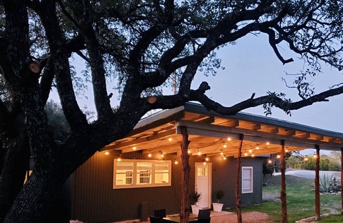 Glen Rose Cottage | Country cottage, 2 BR, 1/2 mi from Fossil Rim, 180° view of countryside