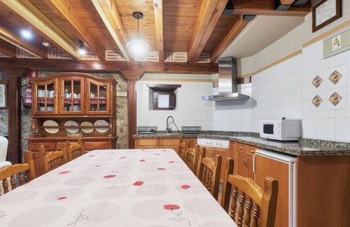 Santa Maria de Valdeon House | Country House 'El Serenal' with Mountain View, Private Terrace and Wi-Fi