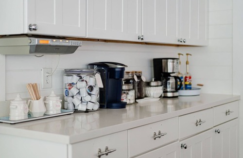 Coloma House | COUNTRY ESTATE, SLEEPS 20, 2 MILES TO LAKE MICHIGAN, POOL, PET FRIENDLY!