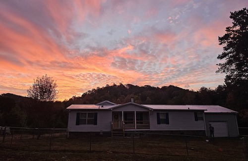 Madisonville House | Country farm home get-away! Family and pet friendly. 3 bed 2 bath. Sleeps 8